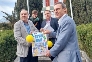 La remise de la pétition à Stéphane Coppey (à droite), président de la Fédération des communes valaisannes.